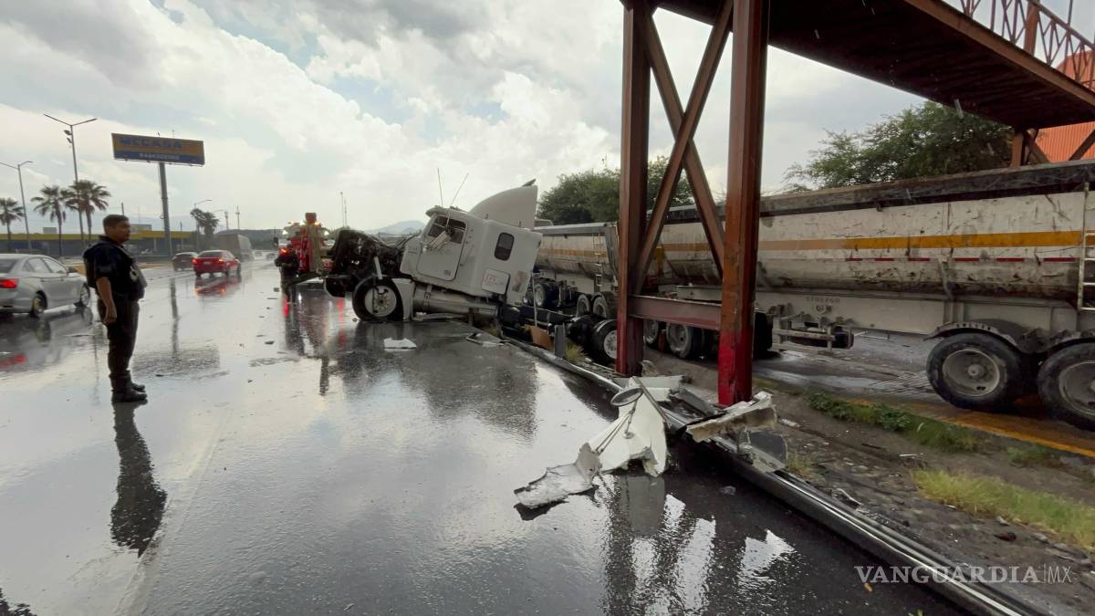 Trailero derrapa y termina herido, en Ramos Arizpe