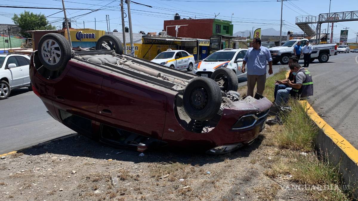 Al no decidir que carril tomar, conductor vuelca en camellón de Saltillo