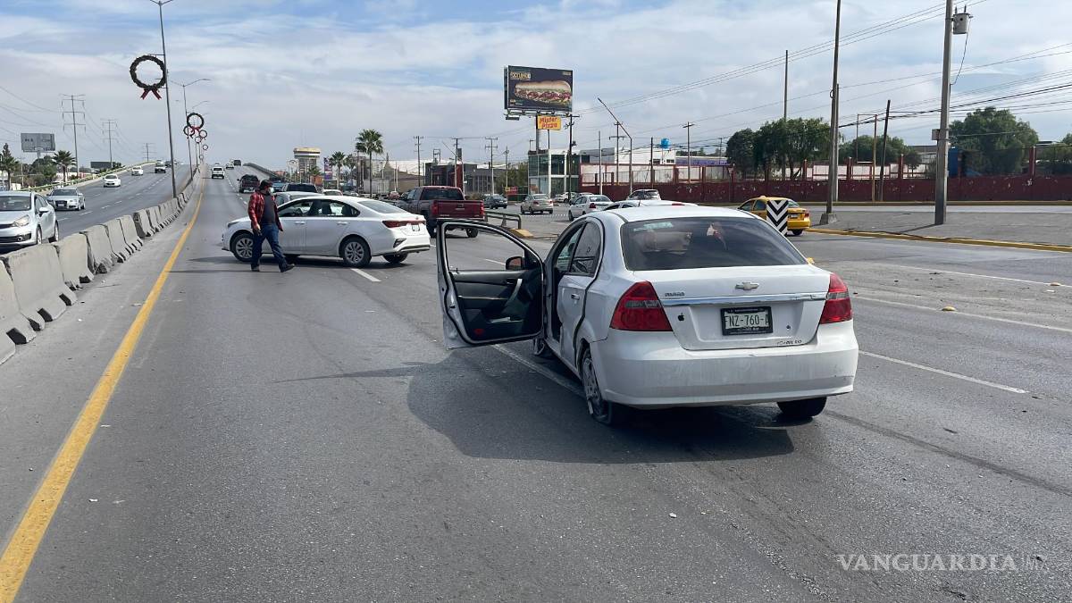 Un adolescente causa choque y caos vial en Saltillo