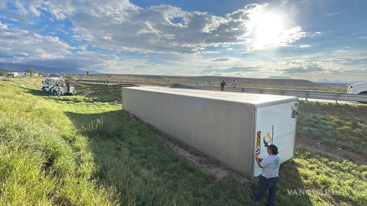 Tráiler se poncha y vuelca en la carretera 57, en Arteaga
