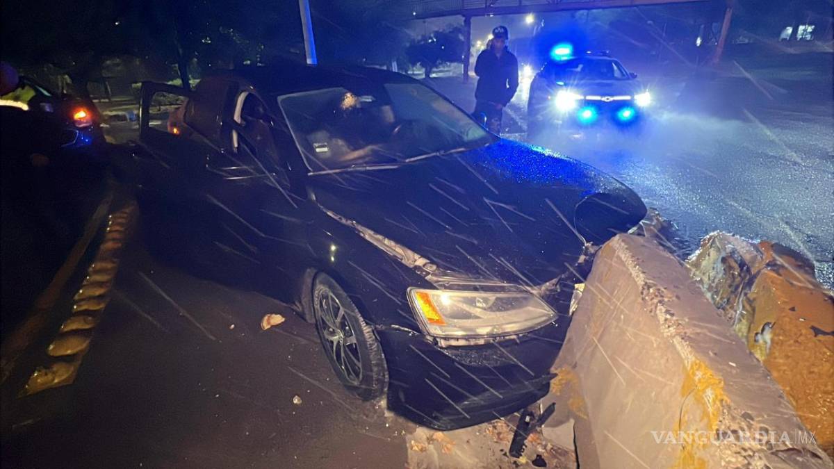 $!El vehículo presentó daños considerables en la parte frontal tras proyectarse contra las barreras de concreto al perder el control en el retorno.