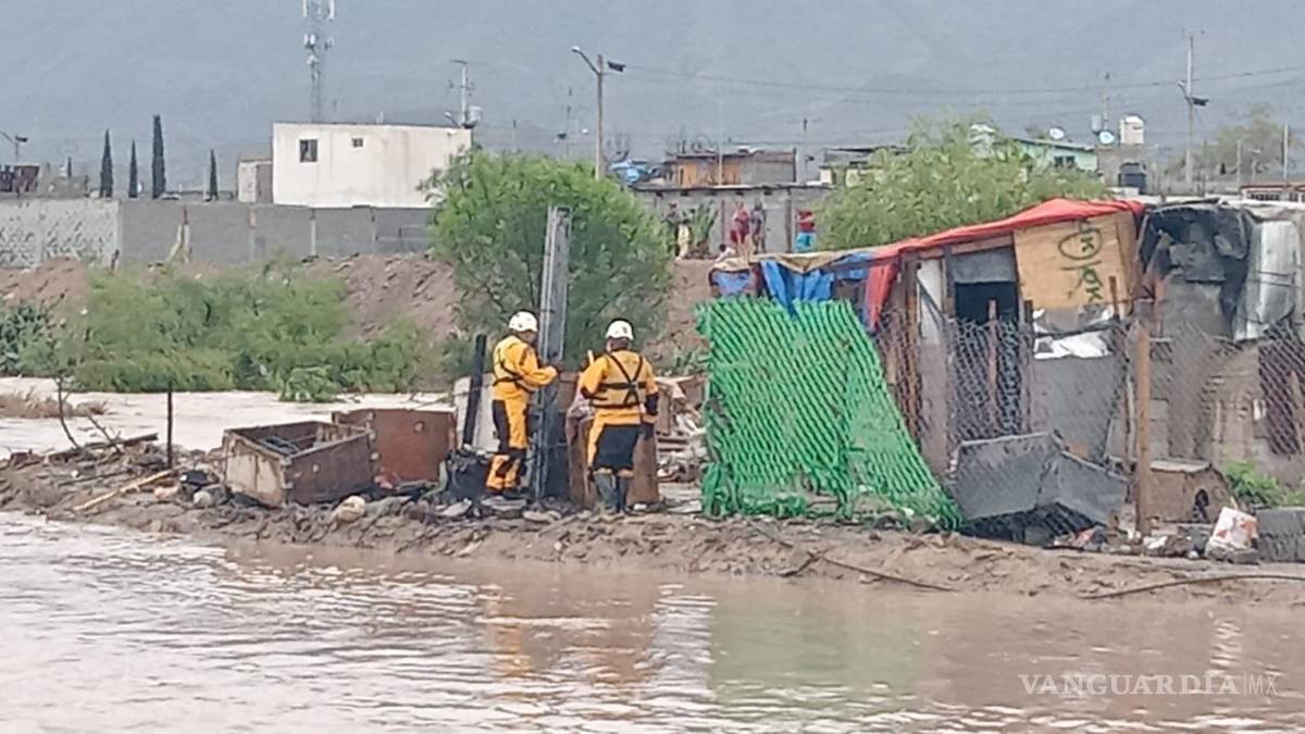$!Autoridades de Protección Civil inspeccionan casa en la colonia Las Margaritas por posibles daños estructurales causados por la lluvia.