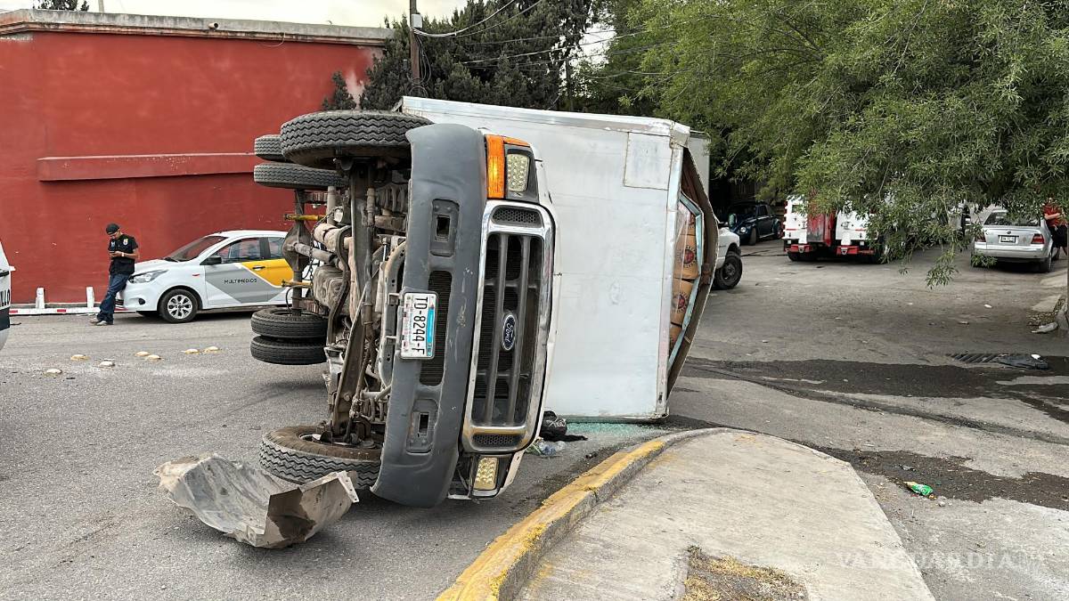 ‘Chelas’ hacen volcar a tráiler en periférico LEA de Saltillo
