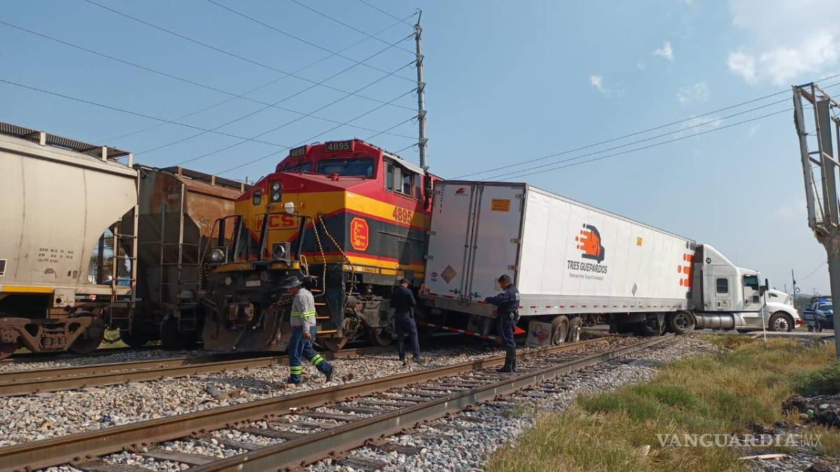 Otro que le juega al v...aliente con el tren: chocó en límites de Saltillo y Ramos