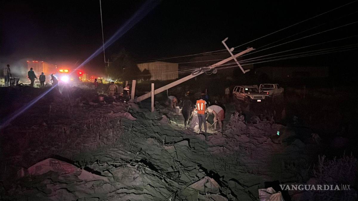 $!Personal de la CFE trabajó en la reparación del poste derribado tras el accidente del trailero.