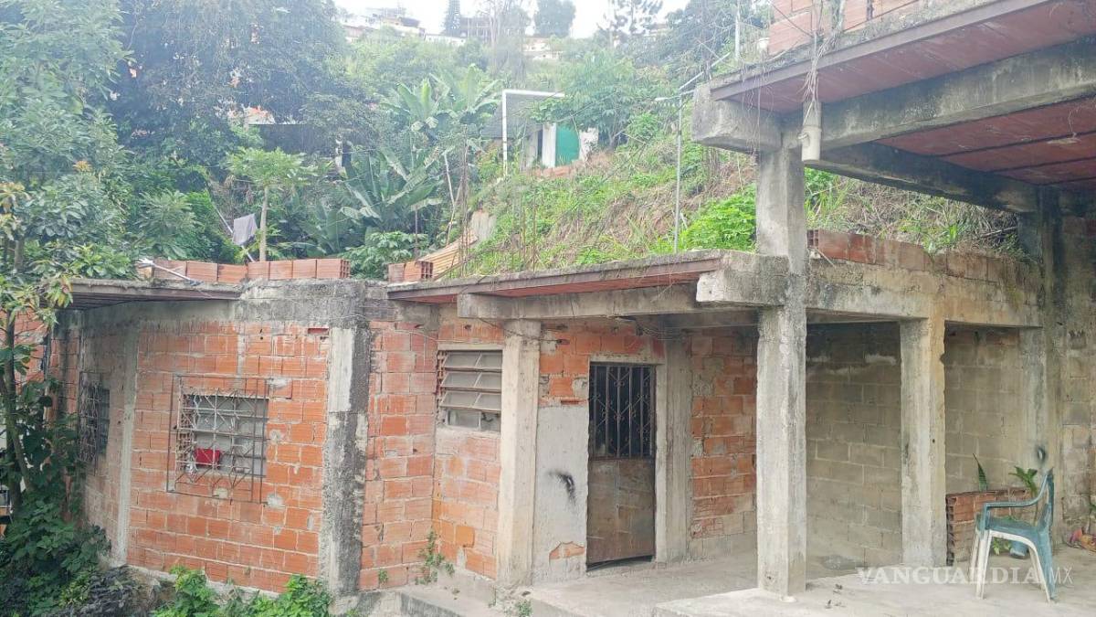$!Como la de George, otras viviendas vecinas quedaron severamente dañadas tras el sismo. En la comunidad, varias construcciones presentan afectaciones estructurales y permanecen en riesgo.