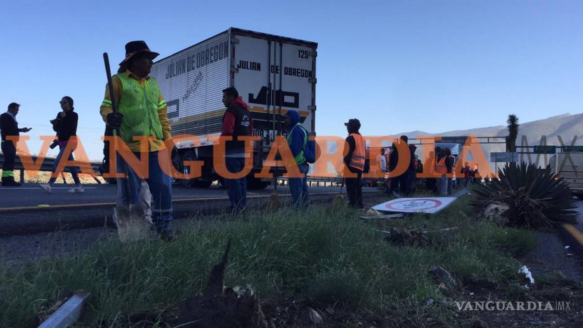 Por falla mecánica tráiler se sale del camino en la 57