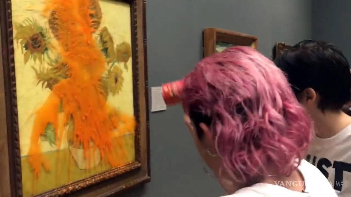 Dos integrantes de ‘Just Stop Oil’ lanzan sopa de tomate sobre ‘Los Girasoles’ de Van Gogh en la National Gallery