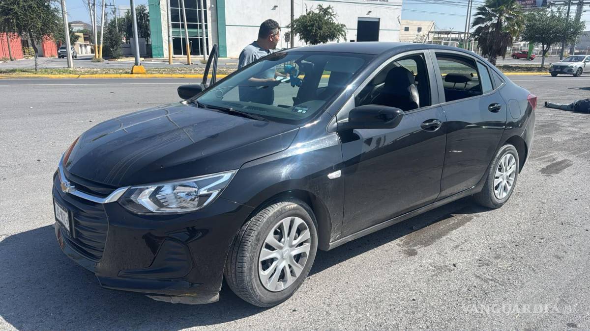 $!El conductor del Chevrolet Onix permaneció en el lugar del percance, mientras las autoridades realizaban el peritaje correspondiente.