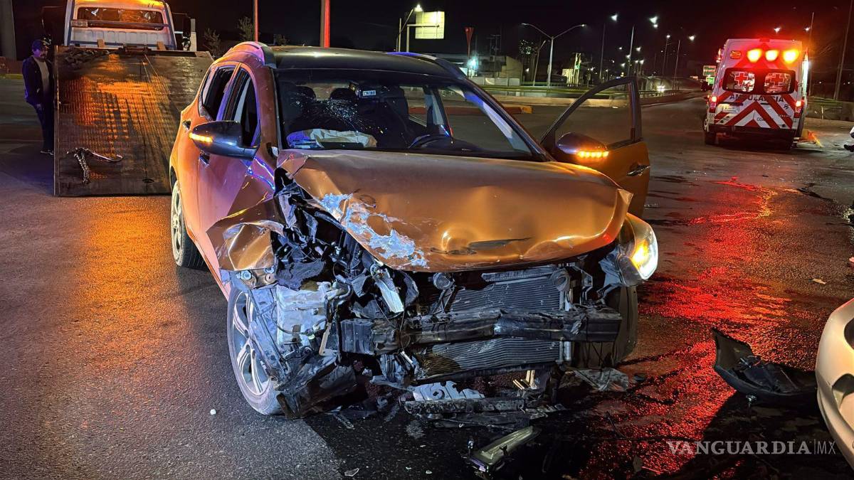 $!Familiares de los involucrados llegaron al sitio en busca de un acuerdo por los daños materiales.