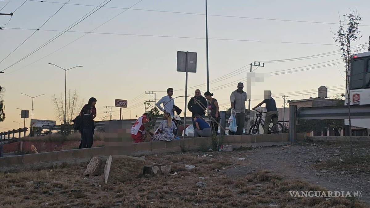 $!Tras el percance, los vecinos colaboraron para auxiliar a las jóvenes, mientras se coordinaba la llegada de los servicios de emergencia.