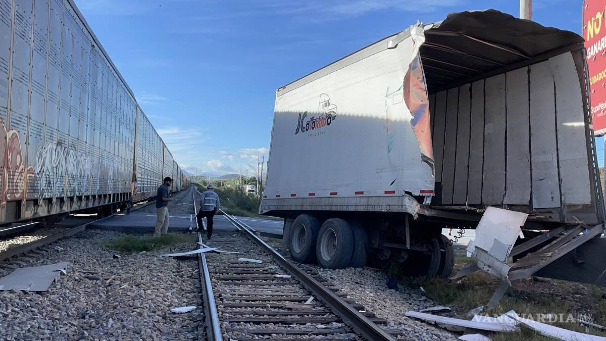 Tren parte caja de tráiler en Saltillo; quería ganarle el paso