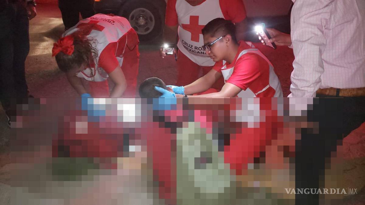 $!El personal de emergencia atendió a Óscar, quien sufrió una herida en la cabeza tras caer de su bicicleta.