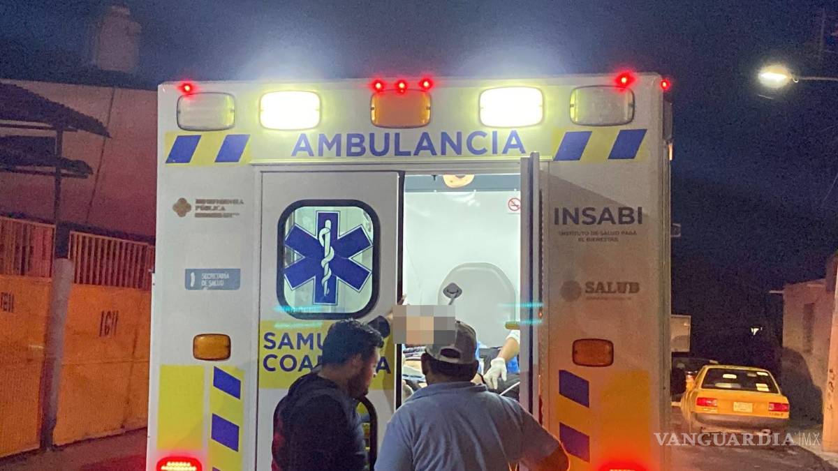 $!Paramédicos de la Secretaría de Salud brindaron los primeros auxilios al motociclista lesionado, quien fue trasladado a un hospital particular debido a las múltiples fracturas que sufrió en las extremidades inferiores.
