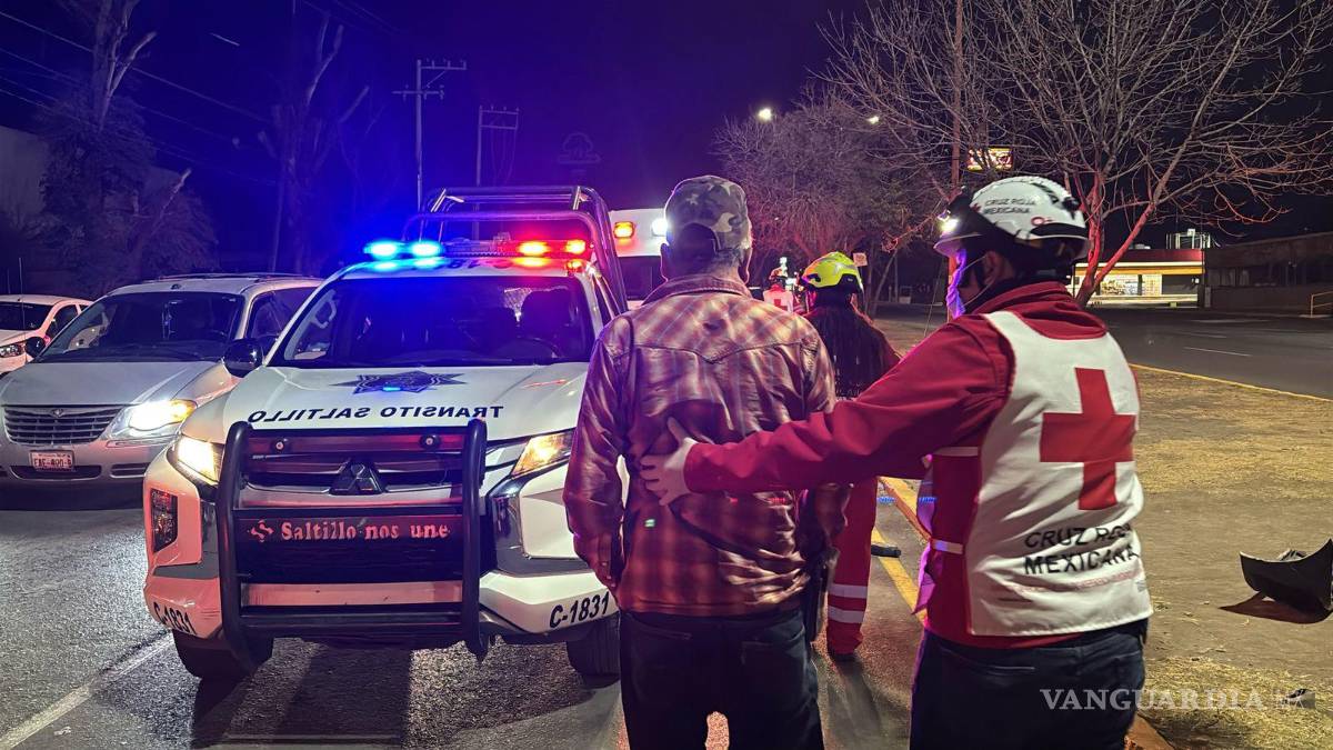 $!Paramédicos de la Cruz Roja atendieron al acompañante del responsable y lo trasladaron al hospital.