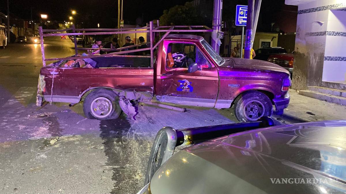 $!La camioneta involucrada transportaba materiales para construcción, por lo que parte de la pintura que llevaba quedó derramada sobre la carpeta asfáltica tras el percance.