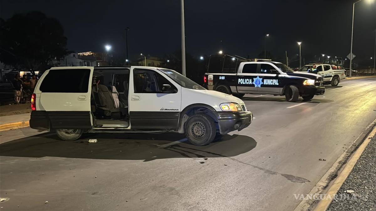 $!Elementos de Tránsito Municipal acudieron durante la noche para tomar conocimiento del percance y coordinar el retiro del vehículo siniestrado hacia un corralón.