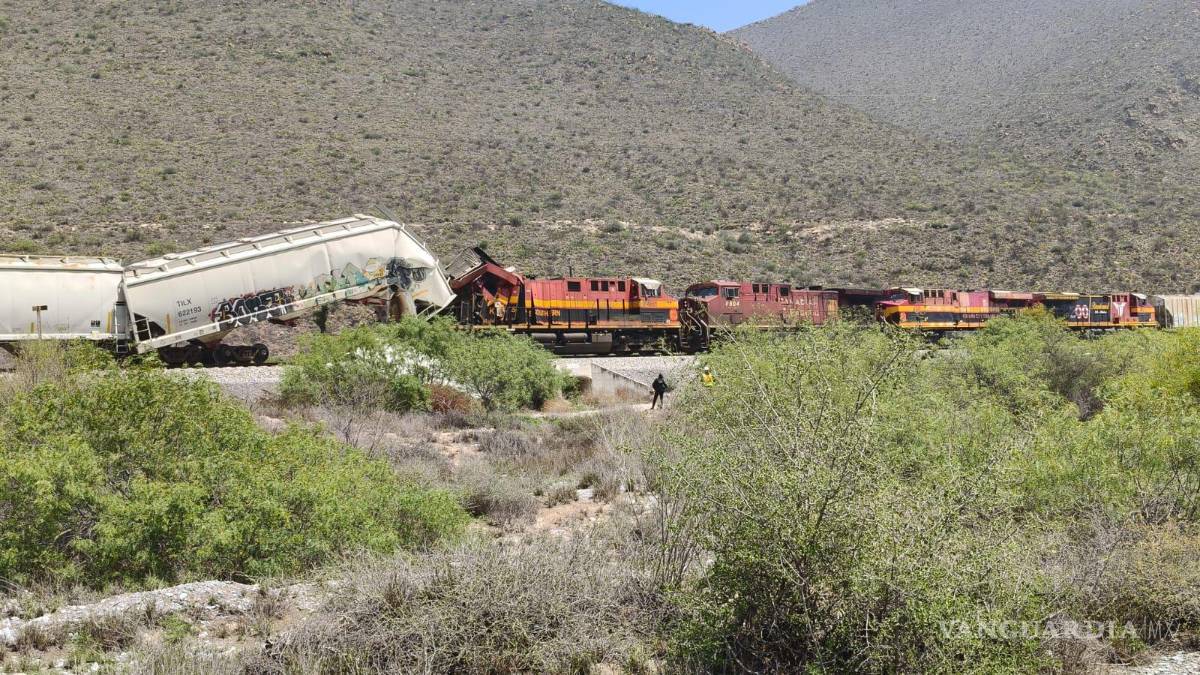 $!La zona del percance fue resguardada mientras autoridades iniciaron las investigaciones para determinar las causas del choque entre las unidades ferroviarias.