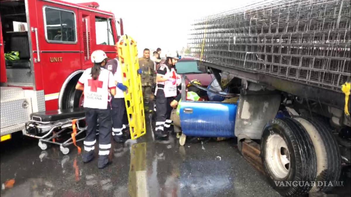 Pareja se salva de milagro tras aparatoso accidente en bulevar Fundadores de Saltillo