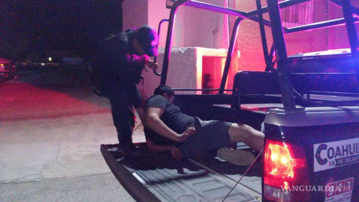 $!Elementos municipales aseguraron al chofer, quien fue trasladado ante el Ministerio Público; testigos afirmaron que presentaba aliento alcohólico.