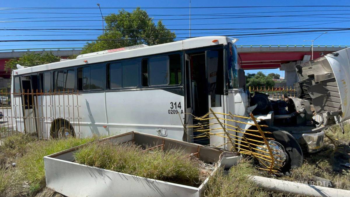 $!Un operador de transporte público de la ruta Zaragoza protagonizó un accidente tras intentar perseguir a un camión que previamente había golpeado su unidad, poniendo en riesgo a los pasajeros.