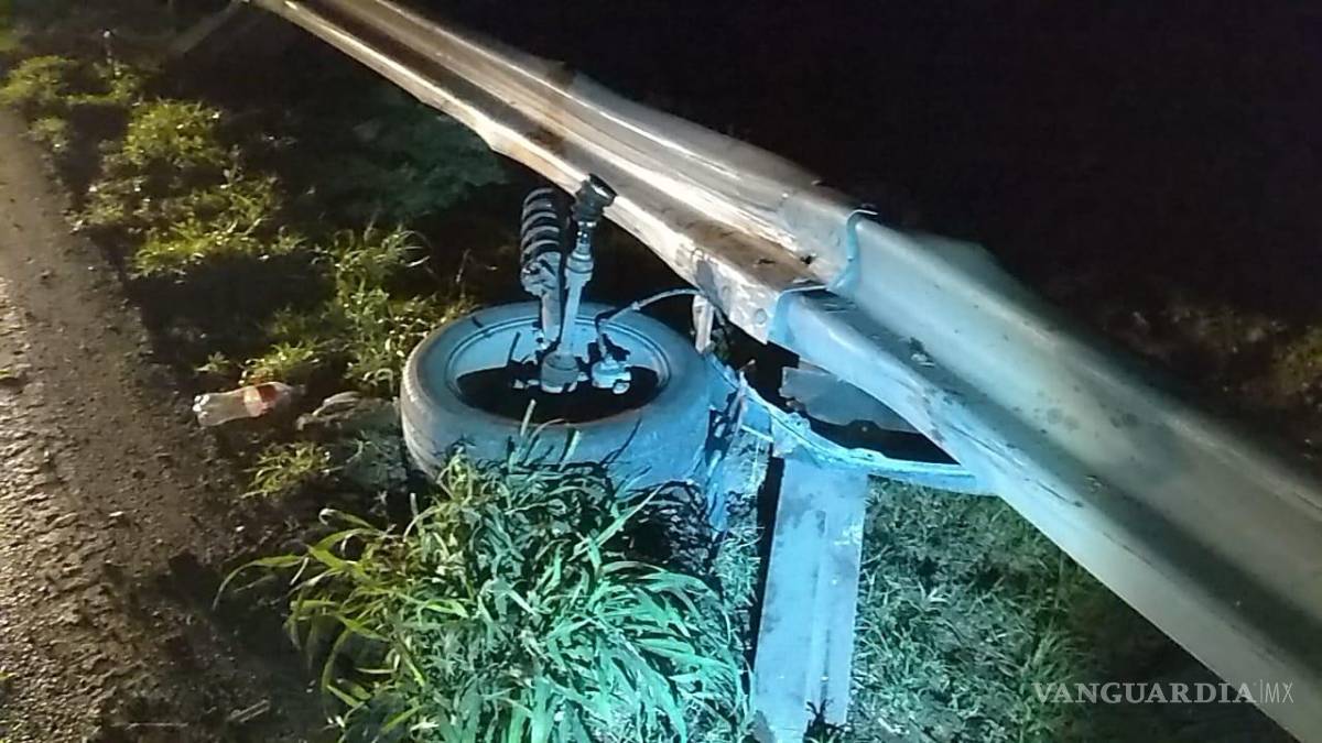 Choca y vuelca sobre autopista Monterrey-Saltillo