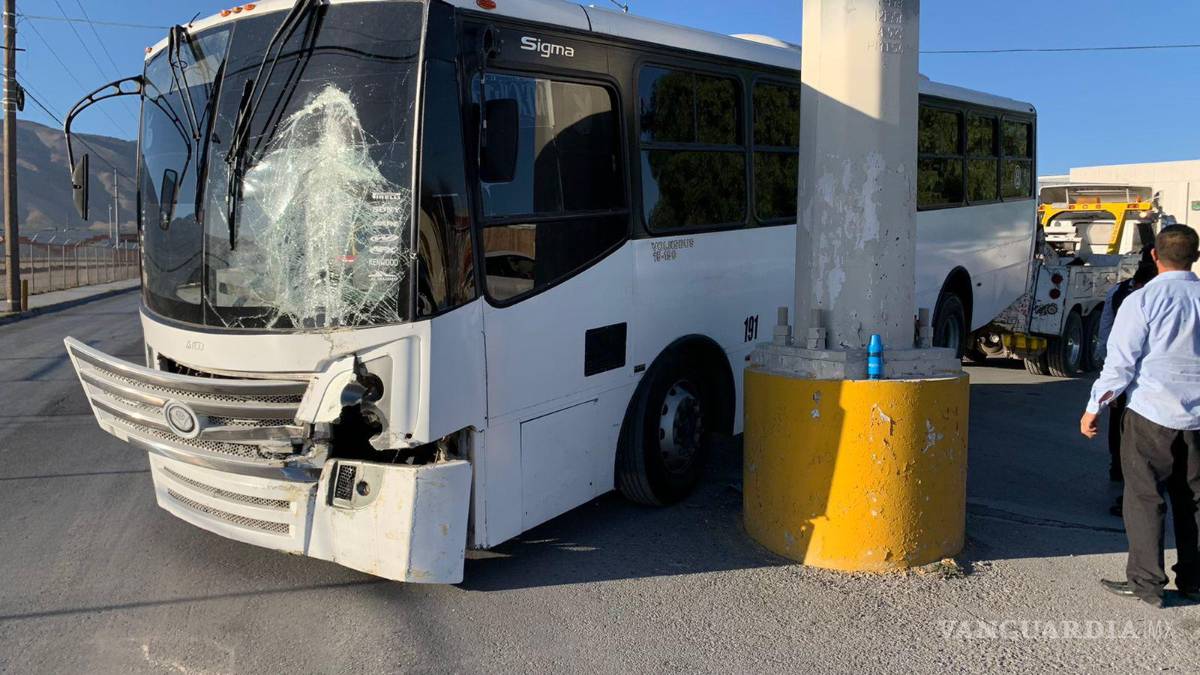 Choca y abandona su camión frente a Centro de Gobierno de Saltillo