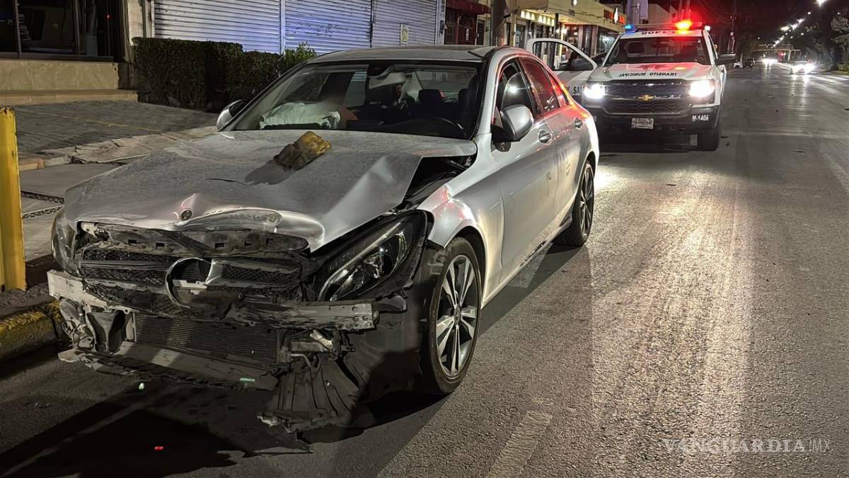 $!El conductor del Mercedes Benz causó un accidente al ignorar vía preferencial al norte de la ciudad.