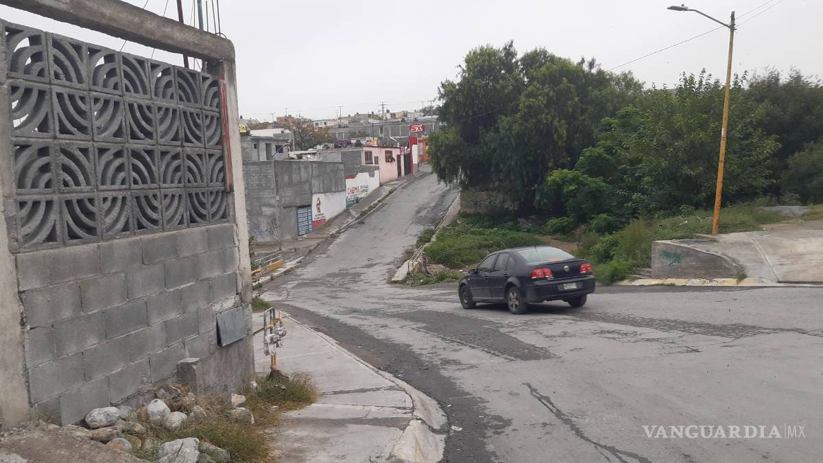 Apenas llueve y el camino se les inunda a vecinos del sur de Saltillo