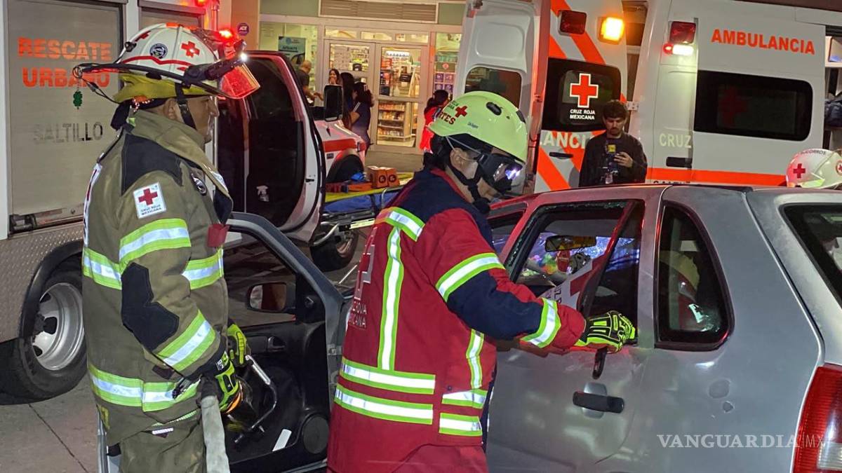 $!El Chevy salió proyectado contra la jardinera de una farmacia tras el impacto.