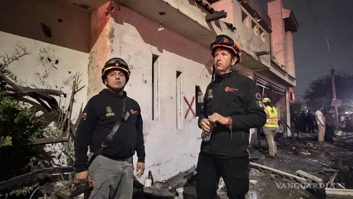 $!Bomberos de distintos municipios metropolitanos se movilizaron para sofocar el incendio que dejó severos daños en la zona