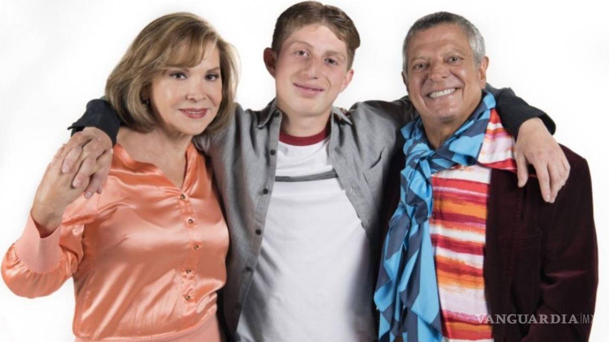 $!Los ya reconocidos actores Ana Berta Espín y César Bono acompañaron a Octavio Ocaña como los padres de su personaje Benito; la familia Rivera o, ‘Rivers’ siempre fueron de los favoritos del público mexicano.