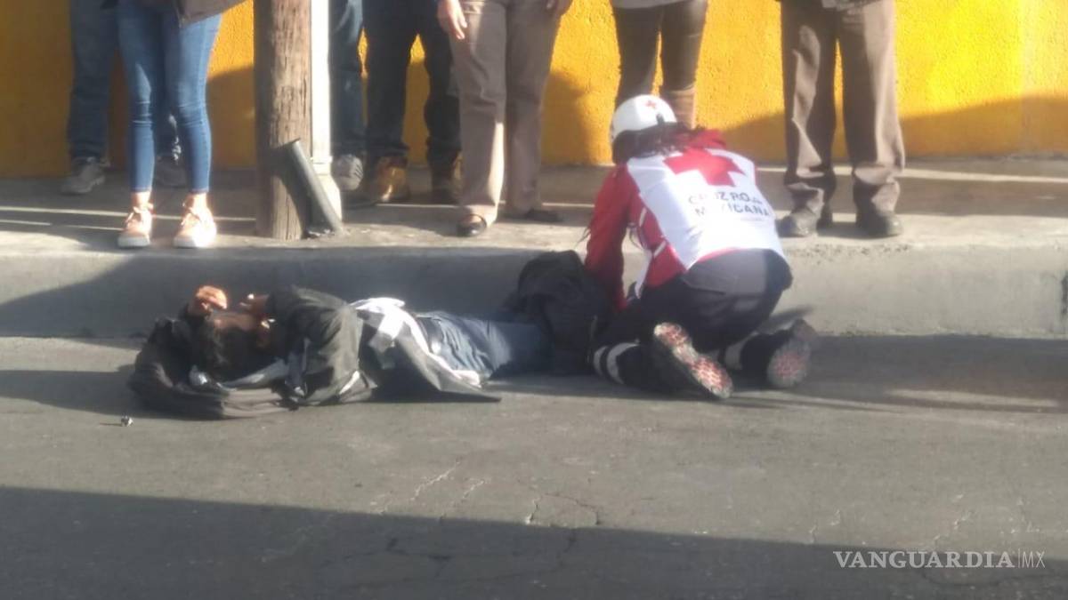 $!Por no respetar la luz roja, camioneta embiste a repartidor en Saltillo