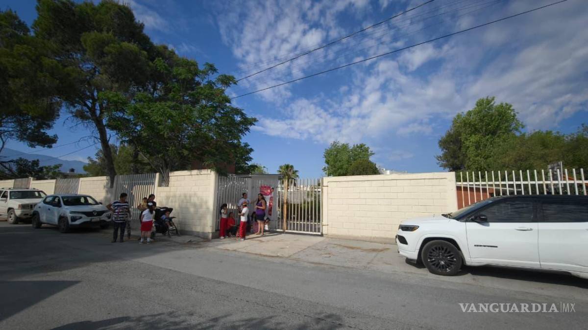 $!Madres y padres de familia señalaron que desde hace meses han solicitado la intervención de diversas dependencias para retirar árboles considerados peligrosos, sin obtener una solución definitiva.