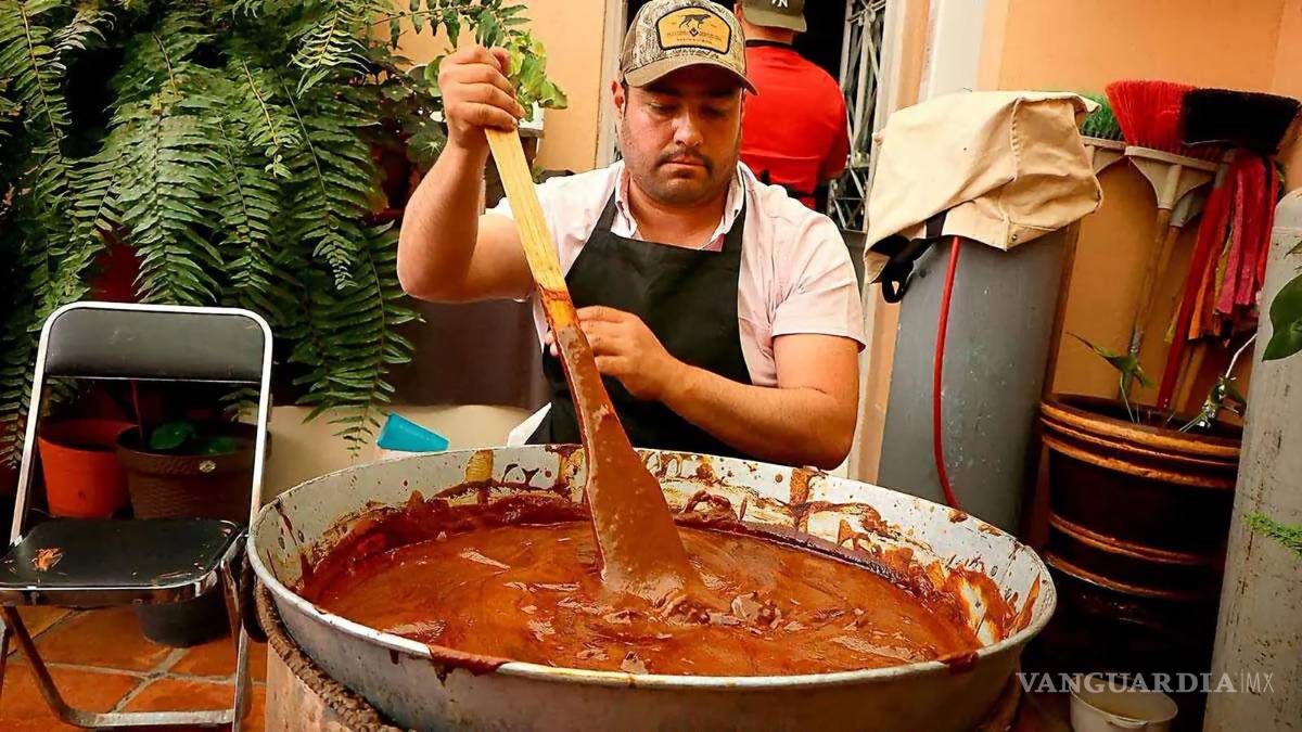 $!El asado de puerco y las sopas se comparten gratuitamente en la tradicional reliquia lagunera, una costumbre que reúne a familias y vecinos.