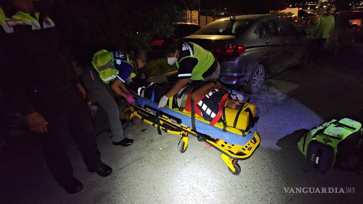 $!Paramédicos de la Secretaría de Salud brindaron los primeros auxilios a un trabajador que fue atropellado cuando regresaba a su domicilio tras concluir su jornada laboral. Debido a las lesiones que presentaba, fue trasladado en código amarillo a la Clínica 82 del IMSS.