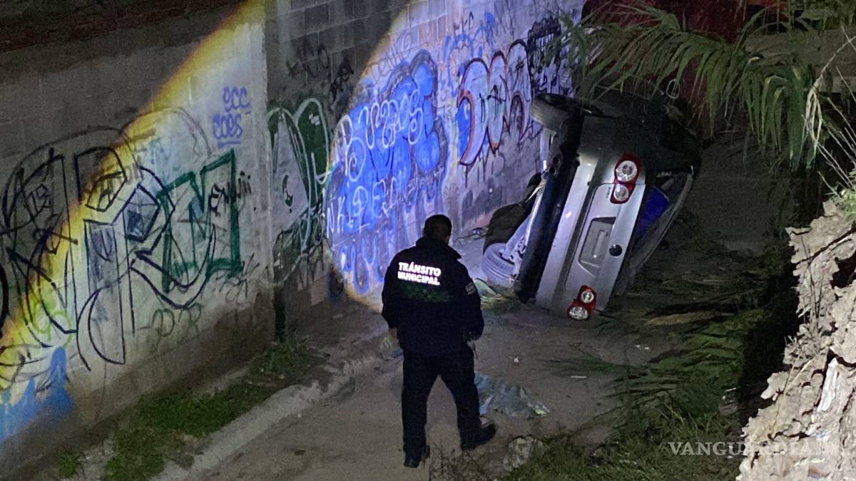 $!Elementos de Tránsito Municipal acudieron al lugar para tomar conocimiento del percance y ordenar el traslado de la unidad.