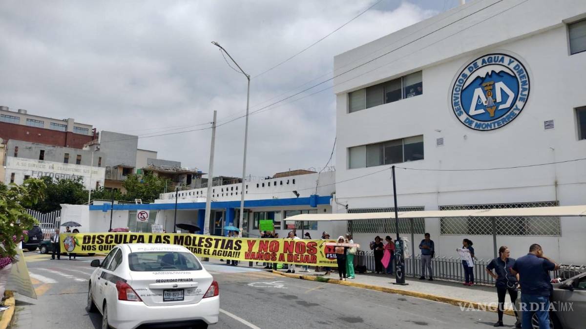 $!Clausura simbólica de AyD por usuarios que tienen más de 15 días sin agua.