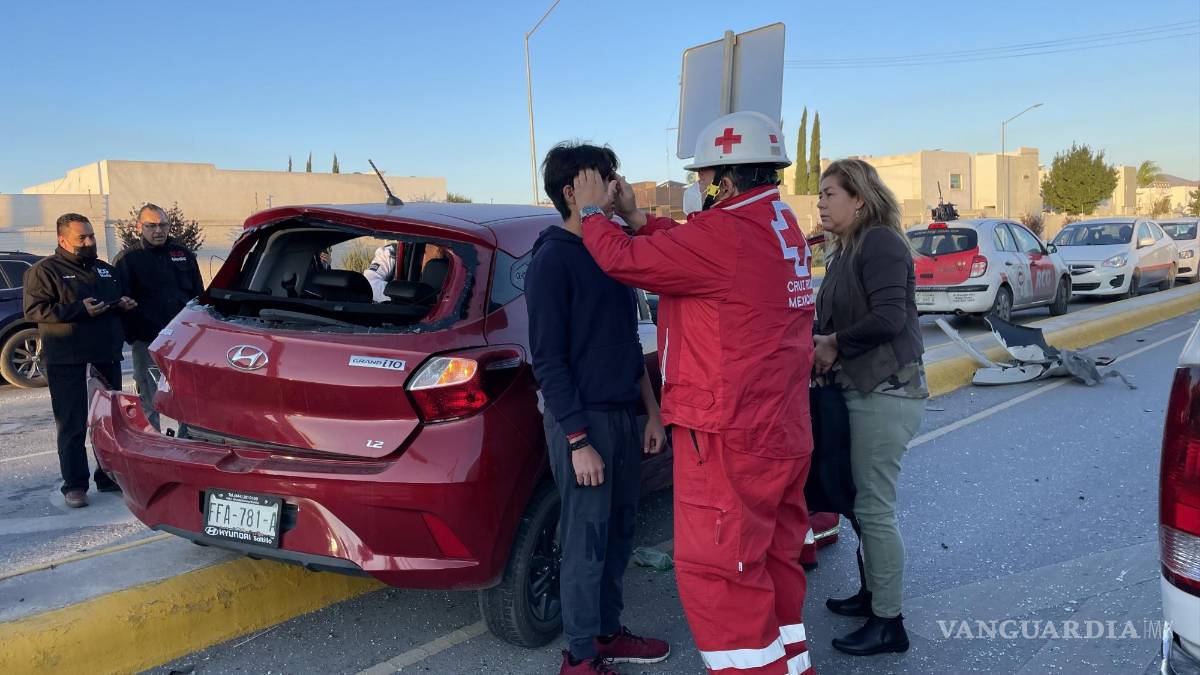 Saltillo: aparatoso accidente deja dos heridos; un menor y un adulto son trasladados a un hospital