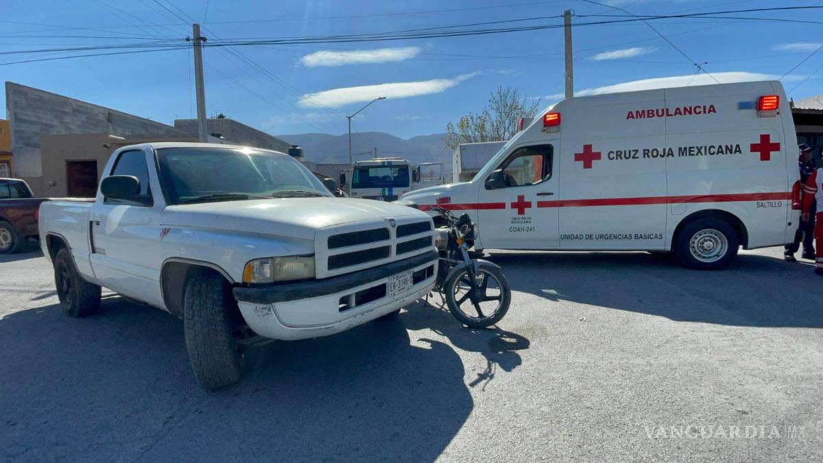 $!Elementos municipales acudieron al lugar para tomar conocimiento del accidente registrado en la colonia Loma Linda.