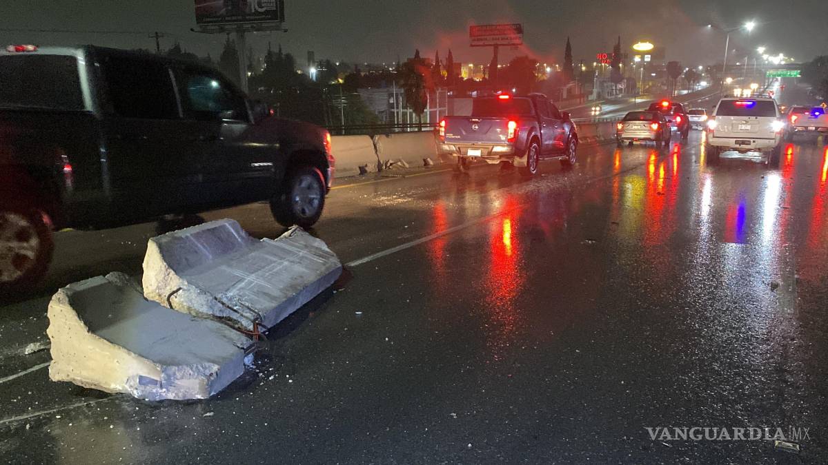 $!El conductor no logró esquivar el bloque de concreto que permanecía en el carril central tras un accidente previo.