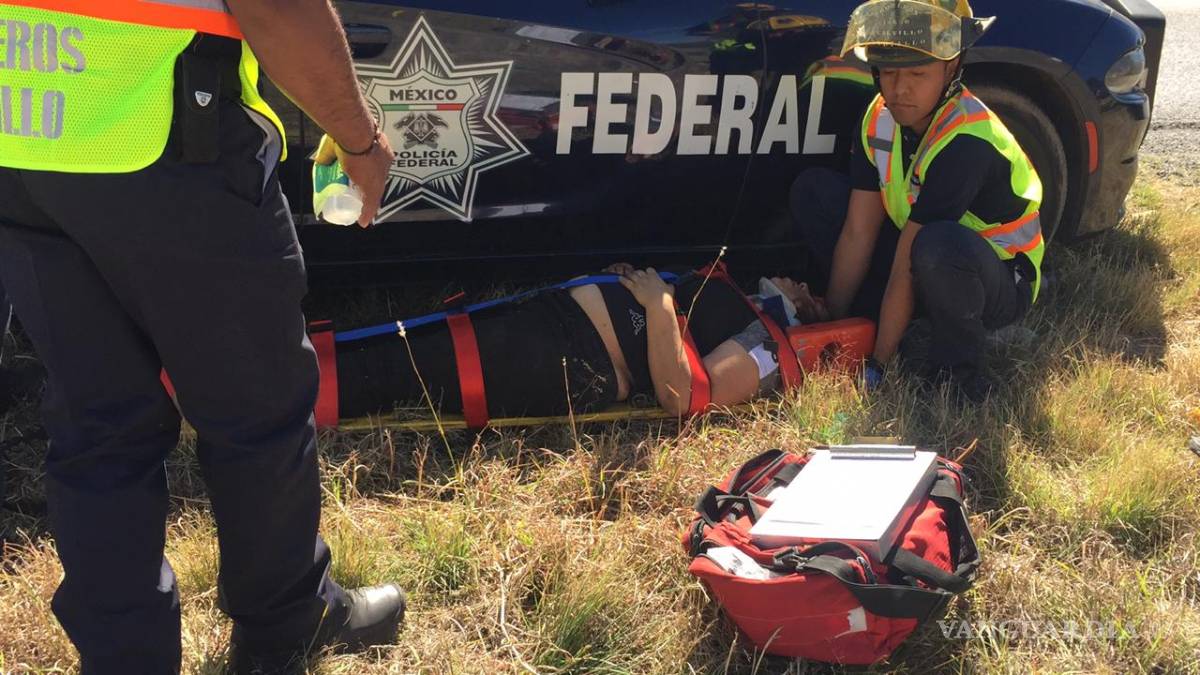$!Mujeres vuelcan en carretera a Zacatecas rumbo a Concha; pierden toda su mercancía