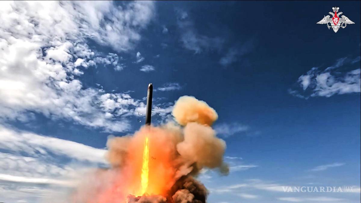 $!El nuevo misil ruso Sarmat es disparado, desde un lugar no divulgado en Rusia.