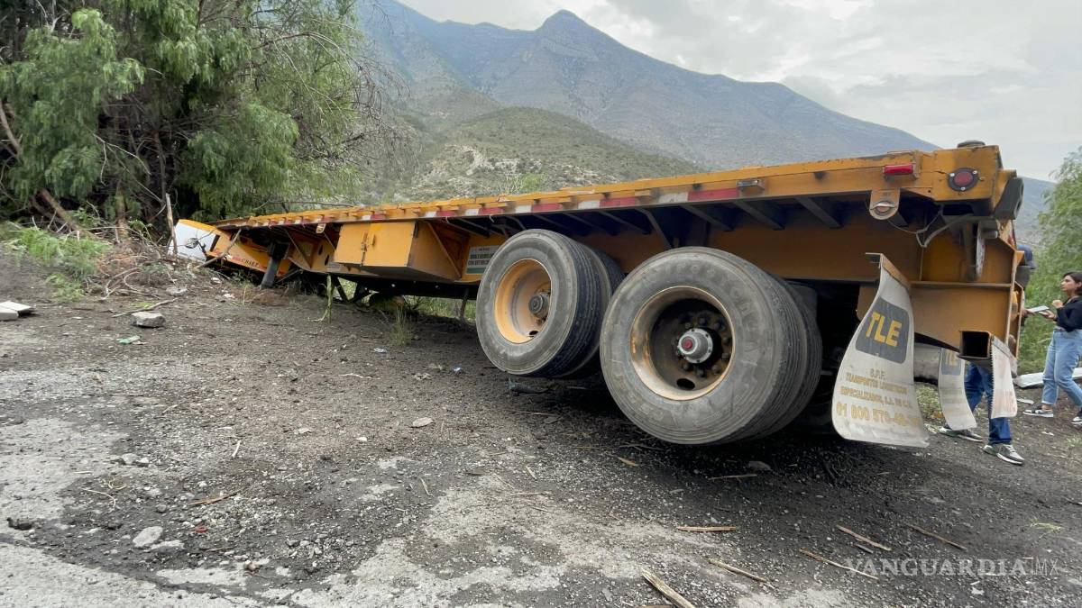 Sale tráiler del camino y cae en el fondo de barranco en Arteaga
