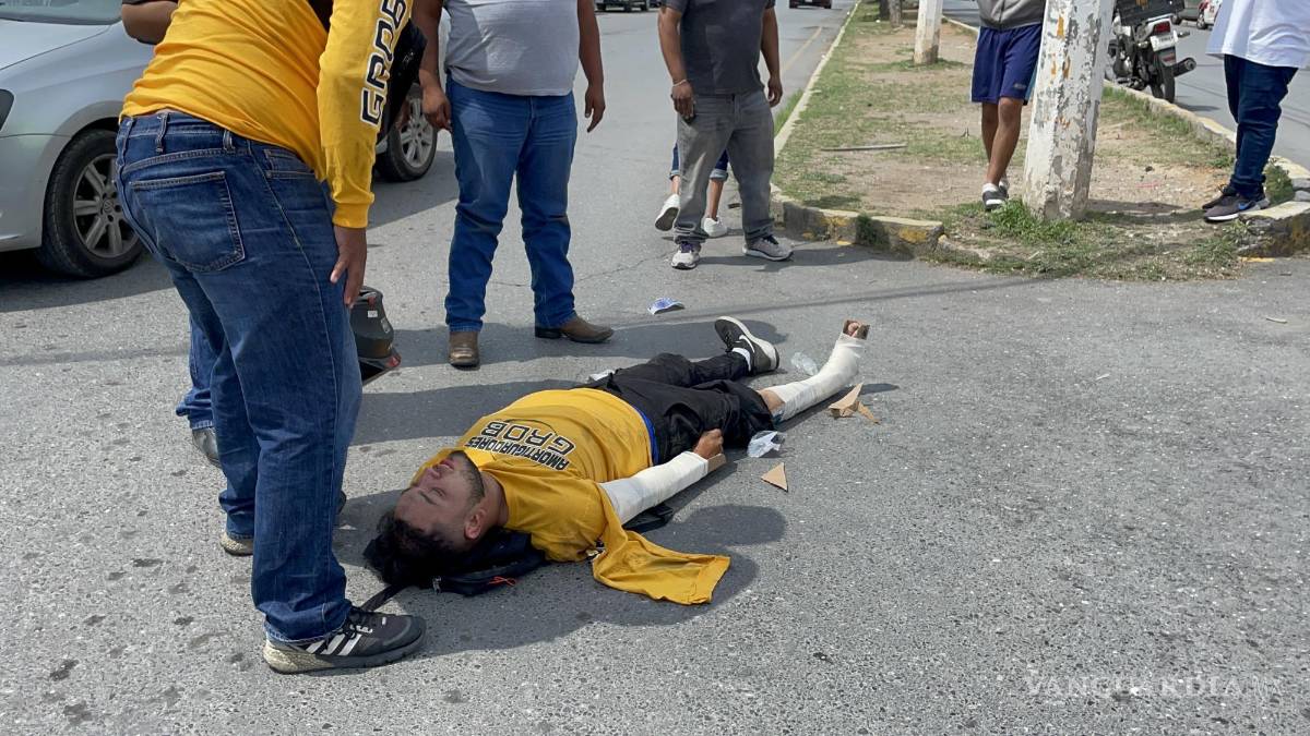 Automovilista se le atraviesa a motociclista y lo deja lesionado, al sur de Saltillo