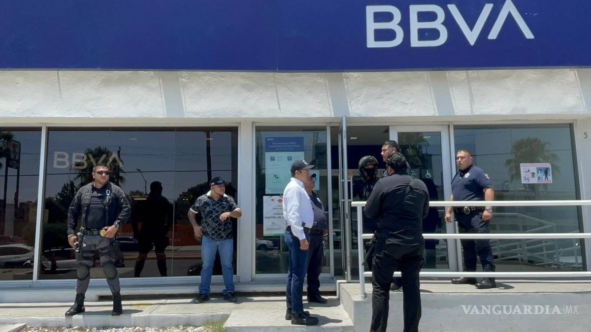 $!Los ladrones huyeron luego de obligar a los cuentahabientes a tirarse al piso; el vigilante fue golpeado con la cacha de una pistola.