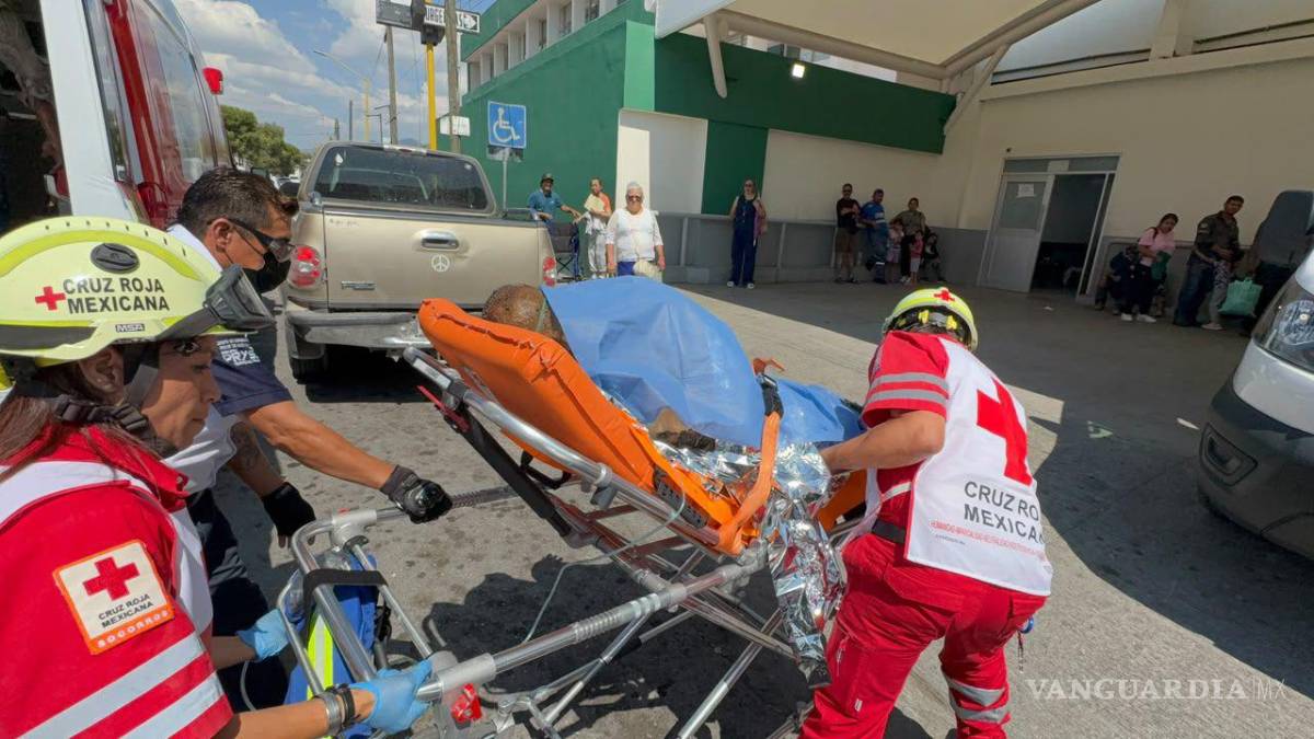 $!Paramédicos de la Cruz Roja trasladaron a Eduardo Anguiano a la Clínica 2 del IMSS tras resultar gravemente lesionado durante la explosión registrada en el fraccionamiento San Alberto.