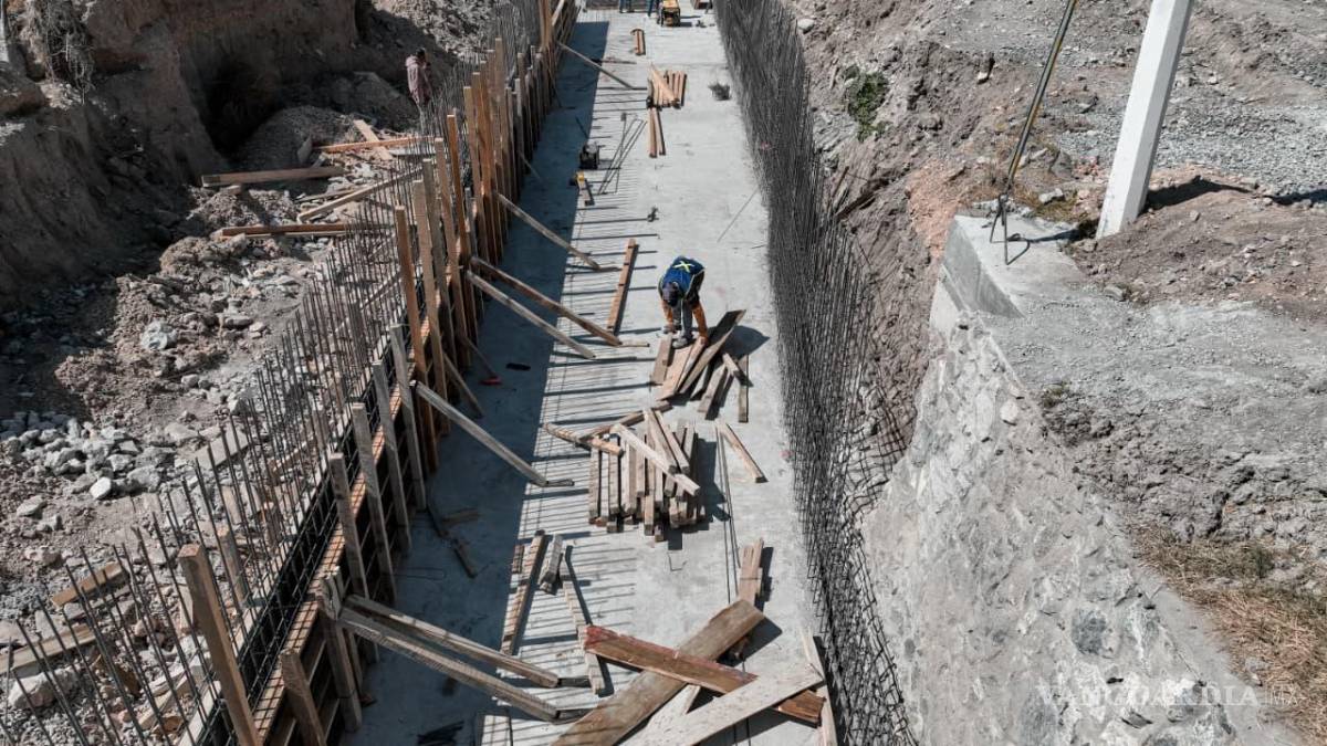 $!Personal de Infraestructura trabaja en la reubicación de tubería y reforzamiento de muros para prevenir inundaciones en el sector Country Club.