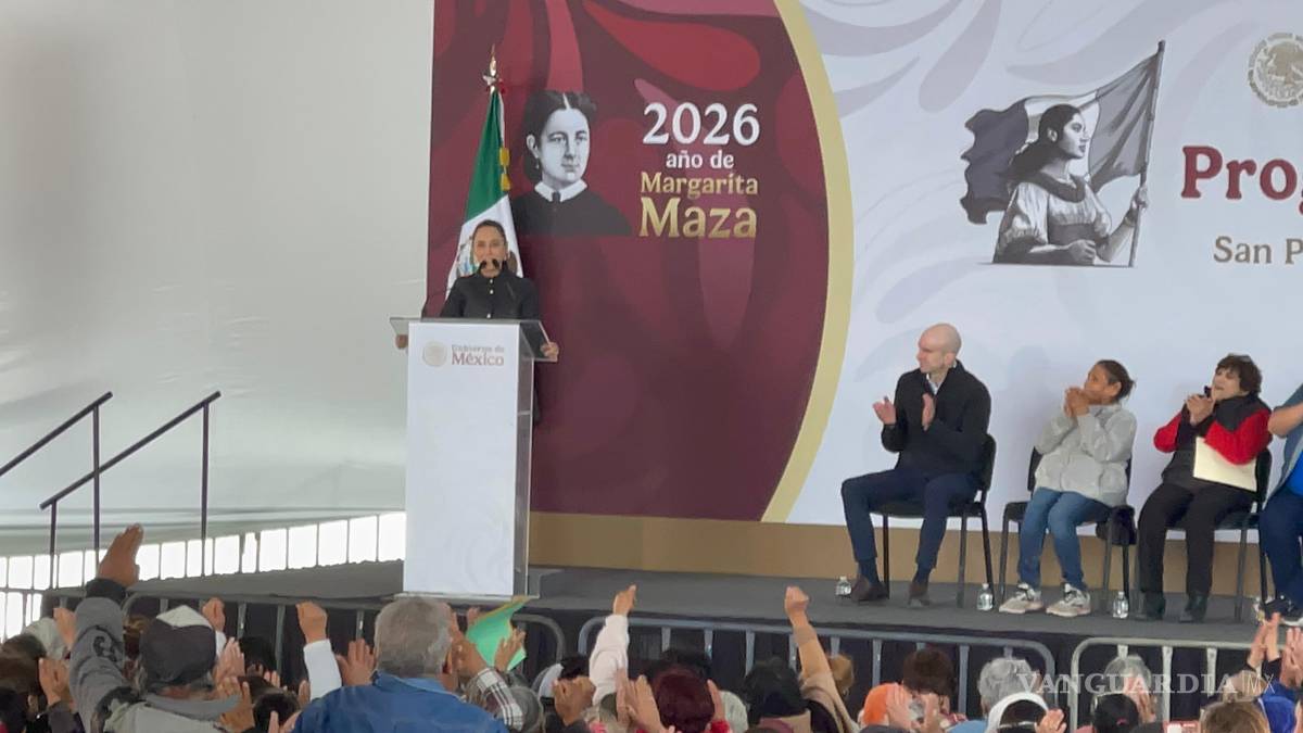 $!Durante el evento, la mandataria federal encabezó la entrega de tarjetas de la Pensión Mujeres Bienestar y de la Pensión para Adultos Mayores en beneficio de miles de coahuilenses.