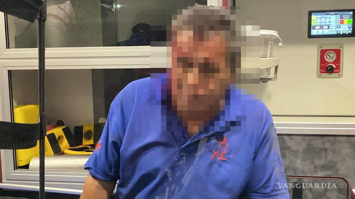 $!Un hombre resultó lesionado luego de ser atropellado cuando intentaba cruzar sin precaución el bulevar Otilio González, a la altura de la colonia Loma Bonita, durante la madrugada de este domingo.